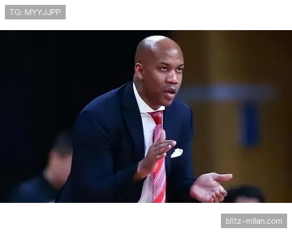 马布里无球跑动牵制防线,改变对手防守布局 马布里无球跑动牵制防线,改变对手防守布局